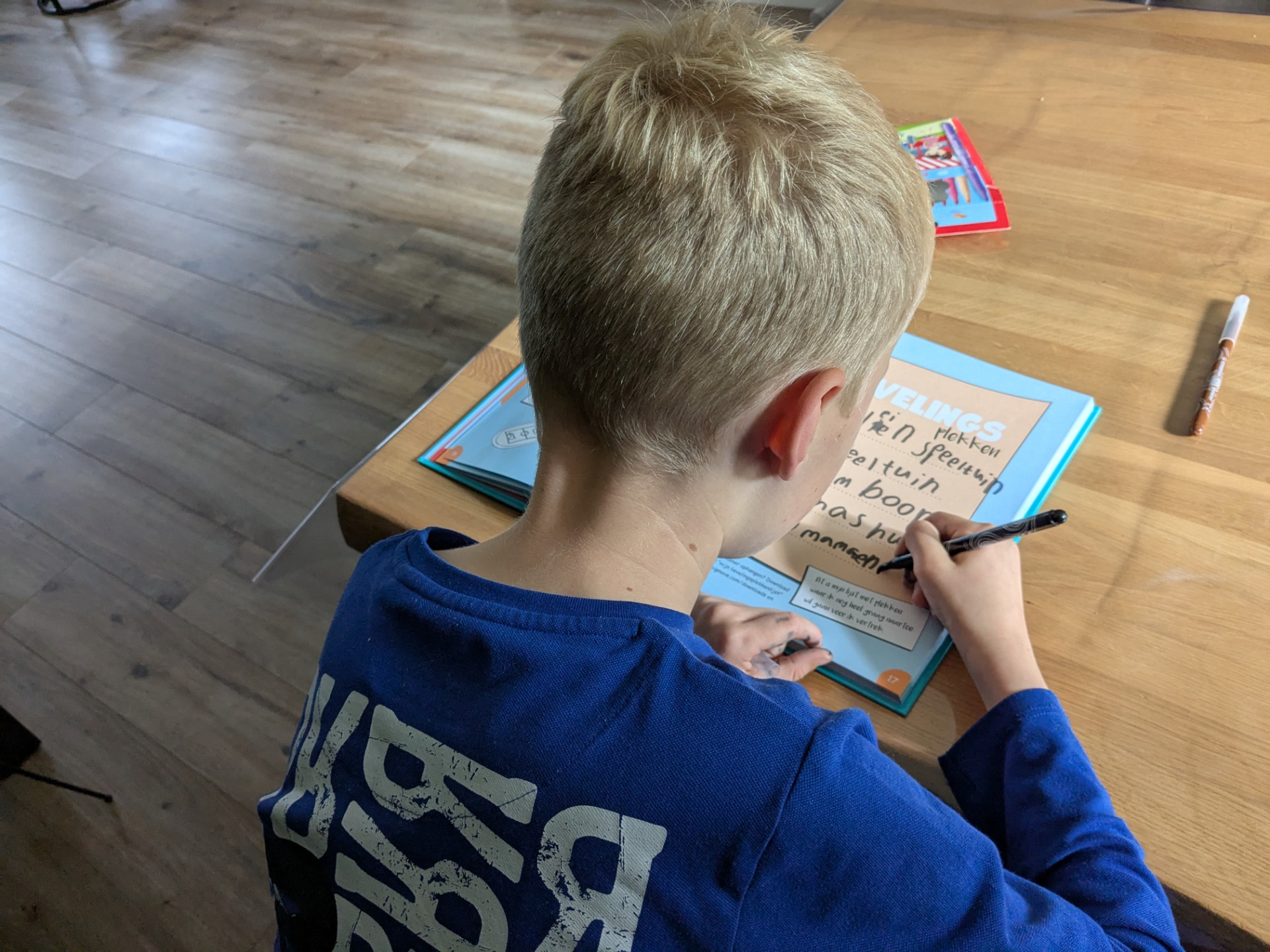 Aan de slag met het emigratieboek. (Foto: eigen beheer)