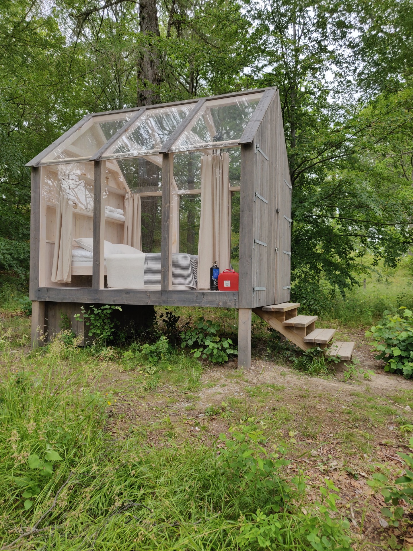 Is dit huis misschien wel te koop voor € 100.000,-? We vonden dit huisje toevallig tijdens onze vakantie in Zweden in 2019.