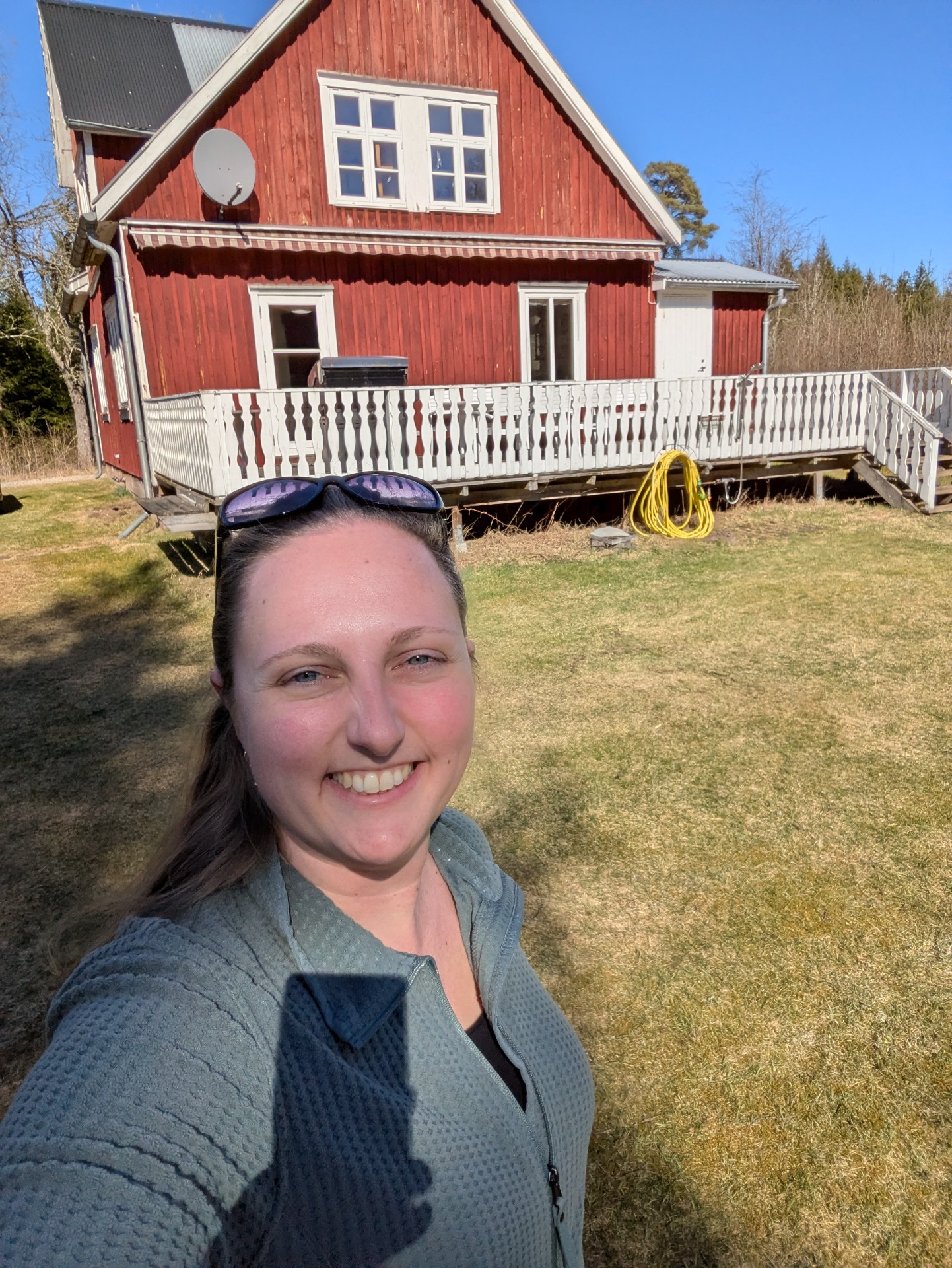 We reden langs het huis dat bijna van ons is. Die smile, zegt alles, toch?